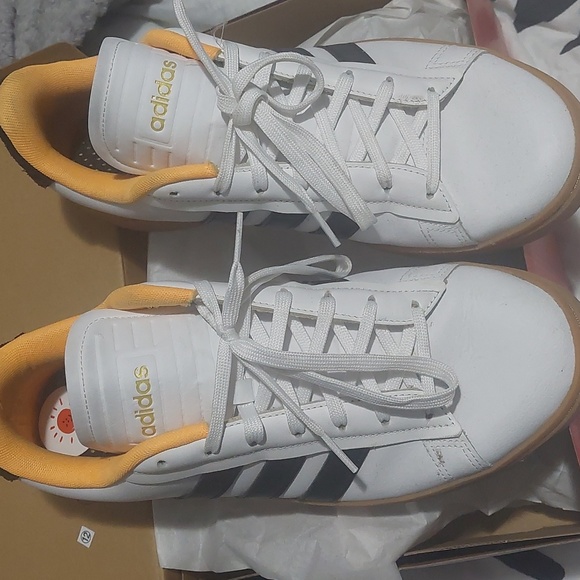 Size 11 women's Adidas - Picture 1 of 6